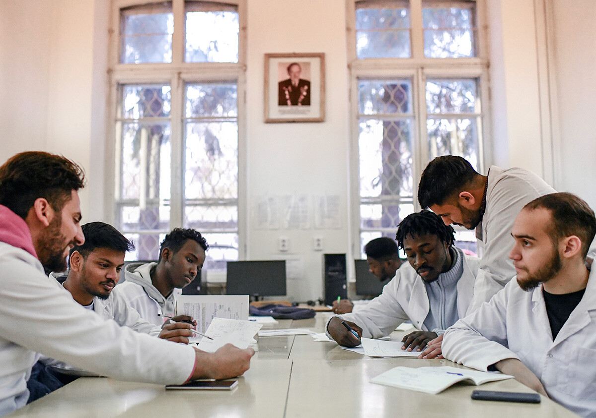 Alunos em sala de aula na Academia Médica S. I. Gueorguievski, em Simferopol