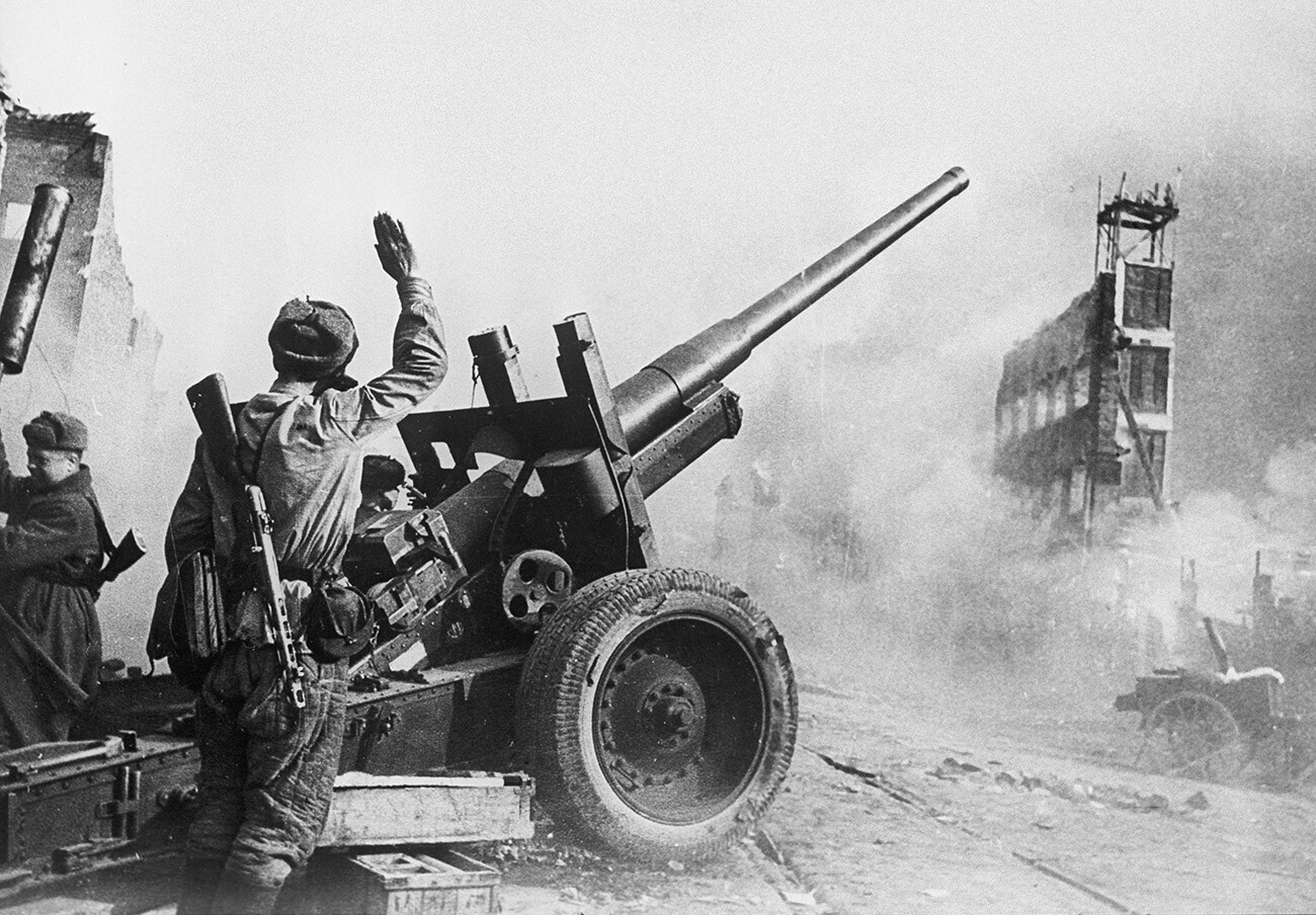 Eine sowjetische Geschützbedienung hält das Feuer in den Straßen von Danzig aufrecht.
