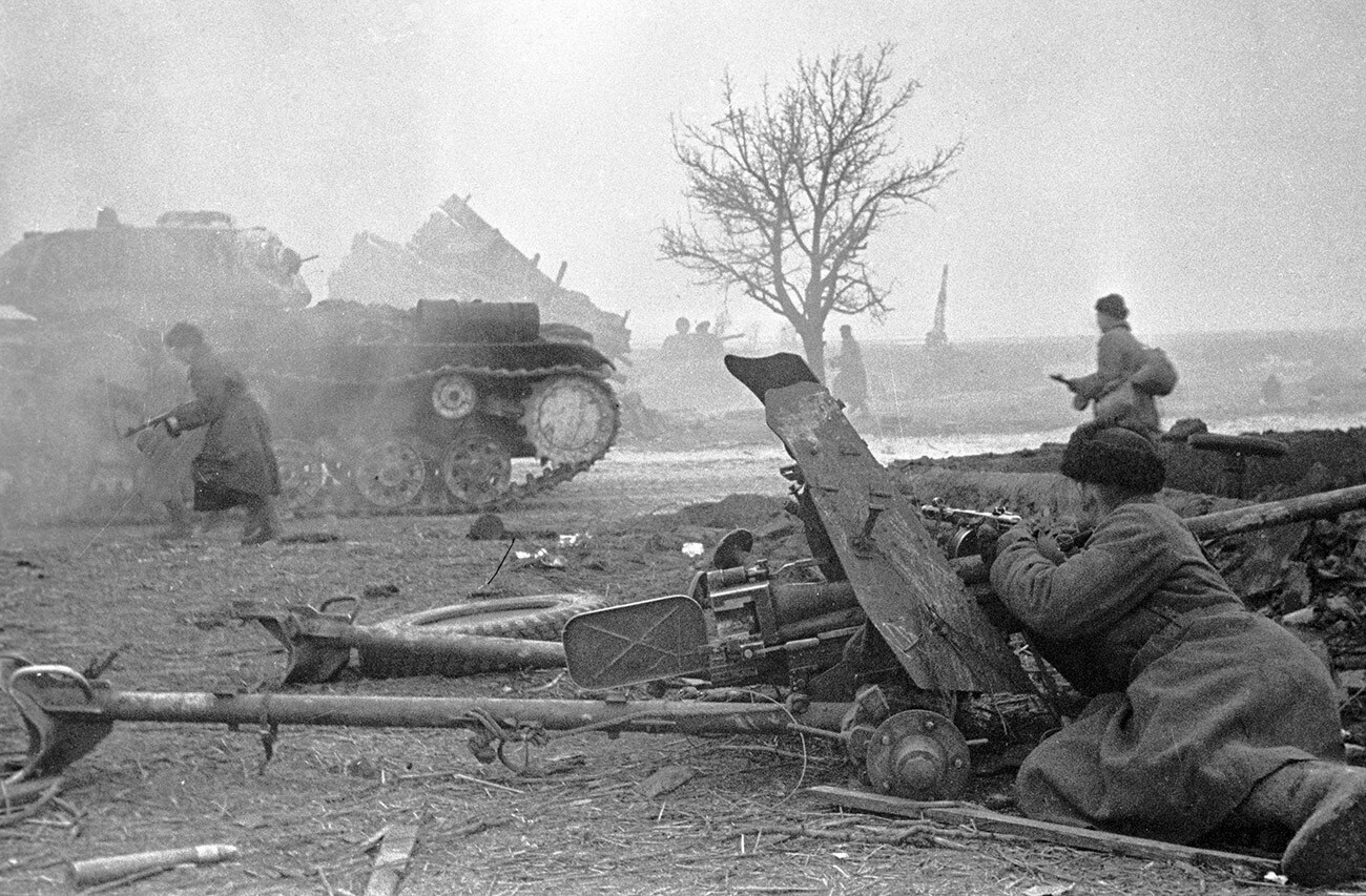 Sowjetische Soldaten kämpfen in den Außenbezirken von Warschau.