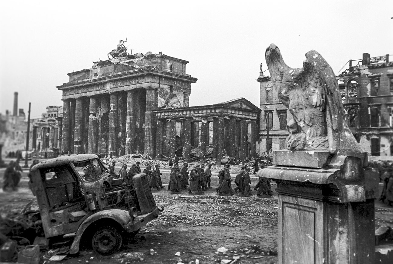 Konvoi mit gefangenen deutschen Soldaten am Brandenburger Tor am 2. Mai 1945.