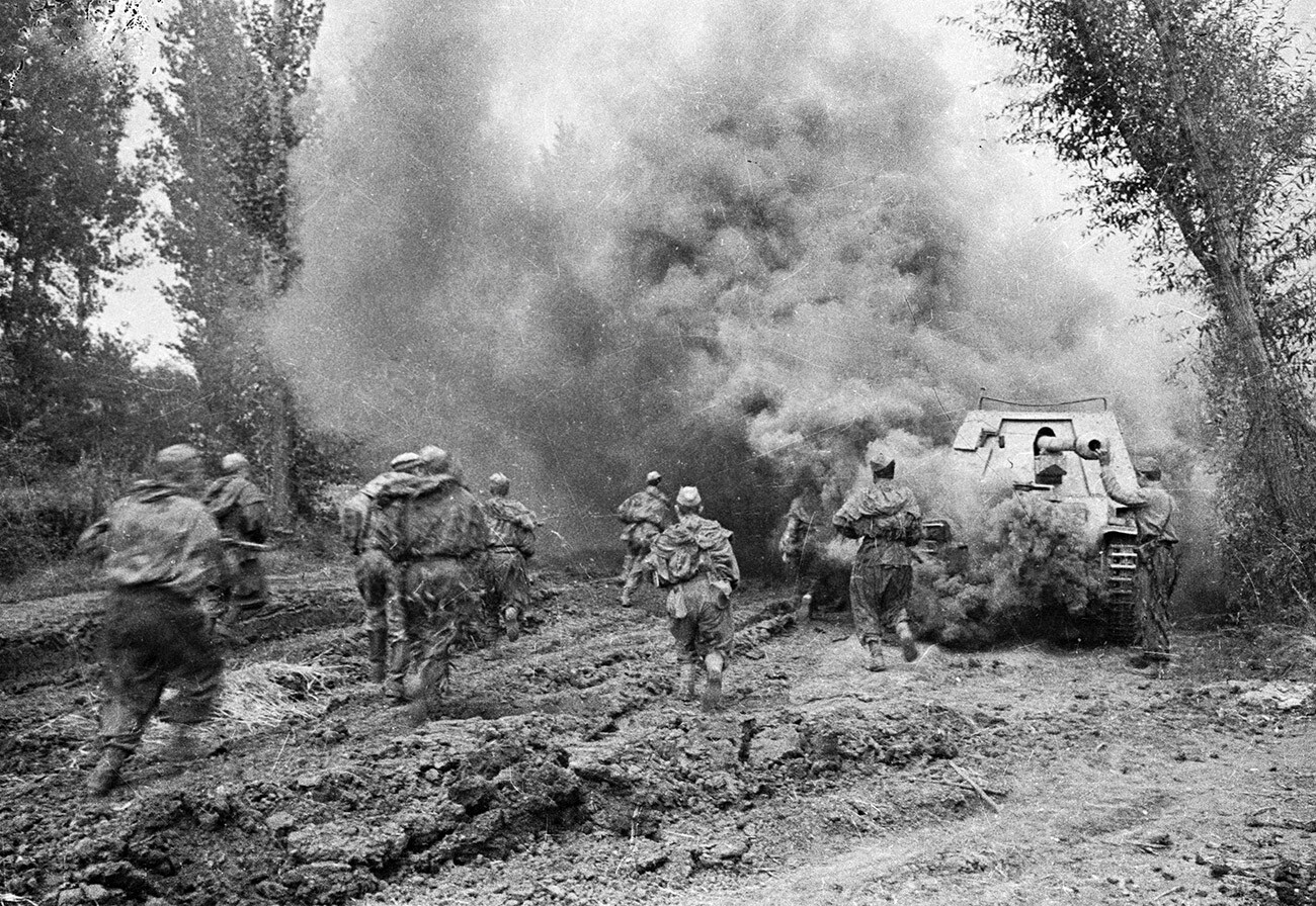 Truppen der Südwestfront gingen in die Offensive und durchbrachen, unterstützt von der Südfront, die deutsche Verteidigung. Die sowjetischen Truppen schnitten die Straße nach Taganrog ab und nahmen dem Feind die Möglichkeit, Reserven zu manövrieren.