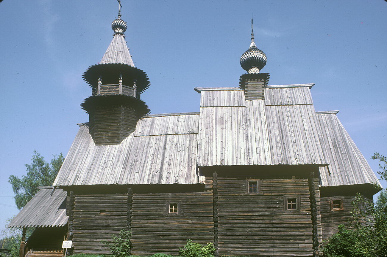 Kostromskaja Sloboda. Chiesa dell’Icona del Salvatore Misericordioso, dal villaggio di Fominskoe (distretto di Kostroma). Vista sud. 22 agosto 1988