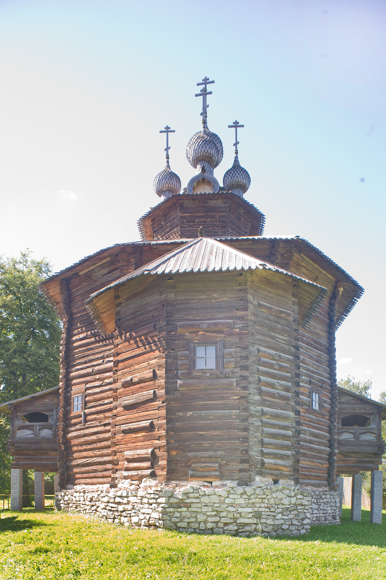 Chiesa della Convocazione della Vergine, dal villaggio di Kholm. Vista da ovest. 13 agosto 2017
