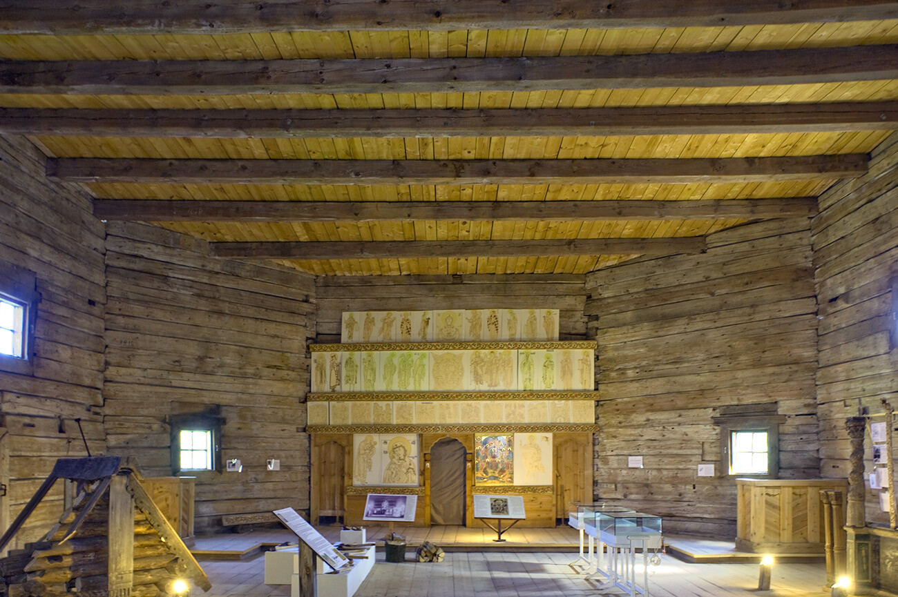 Chiesa della Convocazione della Vergine, dal villaggio di Kholm. Interno, vista a est verso i resti dell’iconostasi. 13 agosto 2017
