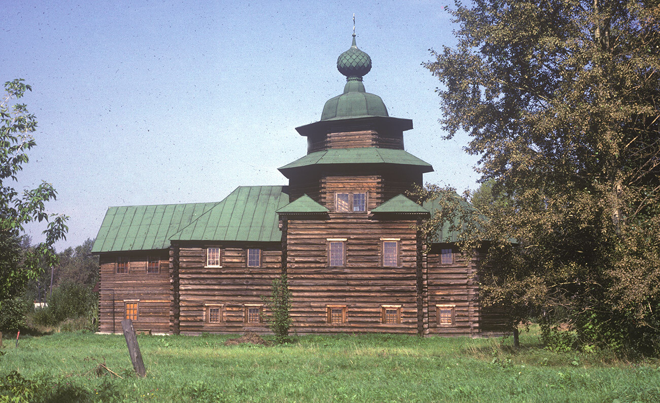 Kostromskaja Sloboda. Chiesa del Profeta Elia, dal villaggio di Verkhnij Berezovets (distretto di Soligalich). Vista da sud. 22 agosto 1988
