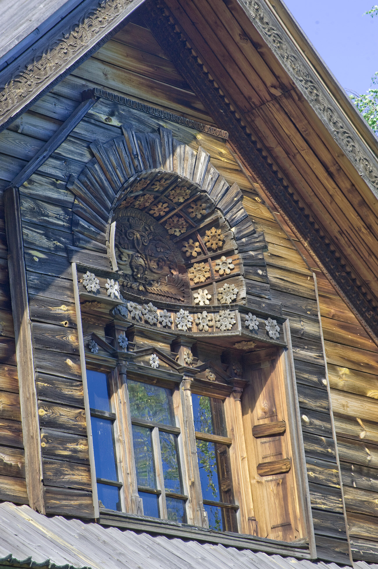 Casa di M. K. Lipatov, dal villaggio di Kobylino. Livello superiore, finestra decorata. 13 agosto 2017
