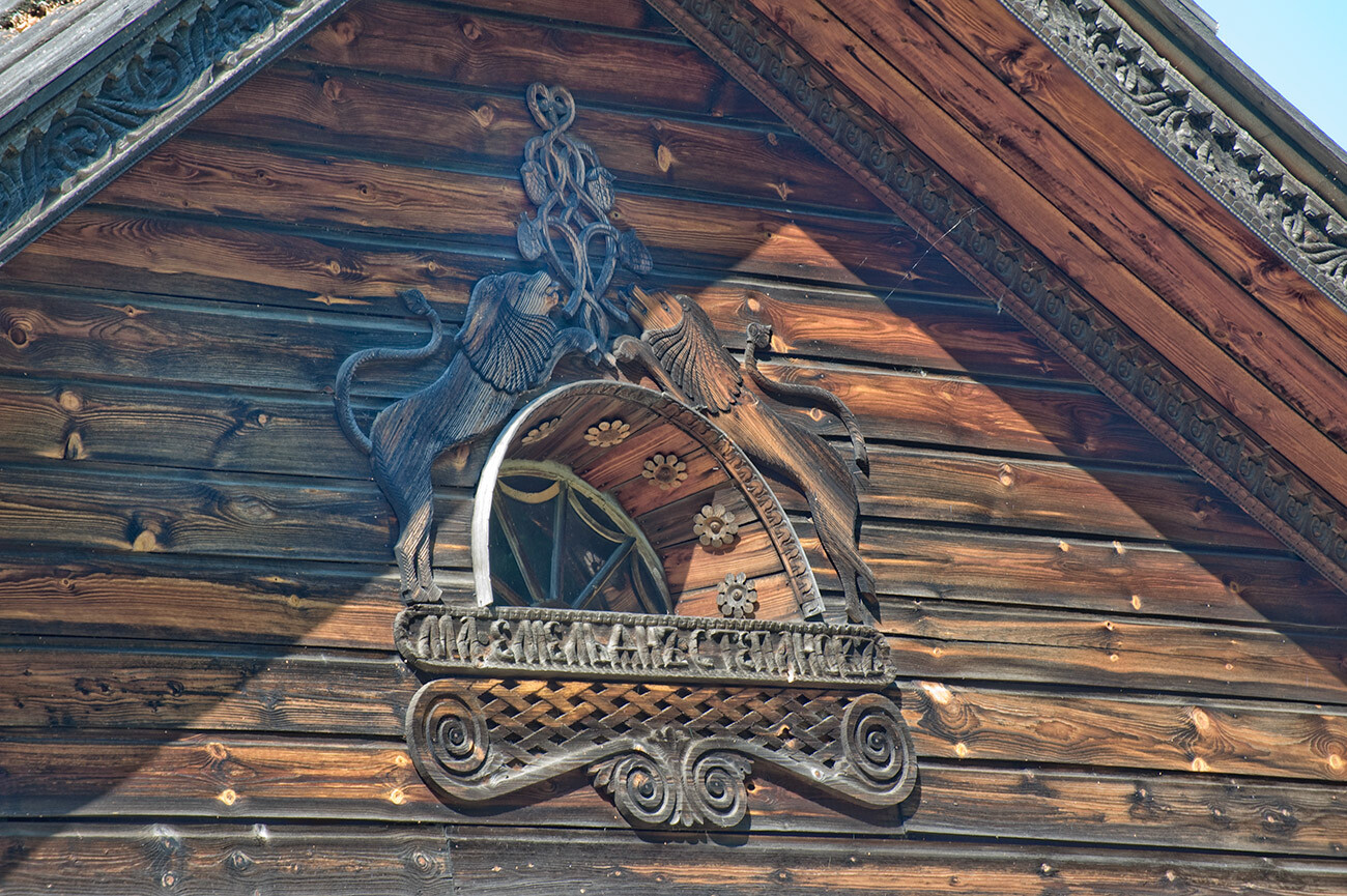 Casa di Andreian Serov, dal villaggio di Mytishchi. Intaglio decorativo sotto il timpano del tetto. 13 agosto 2017
