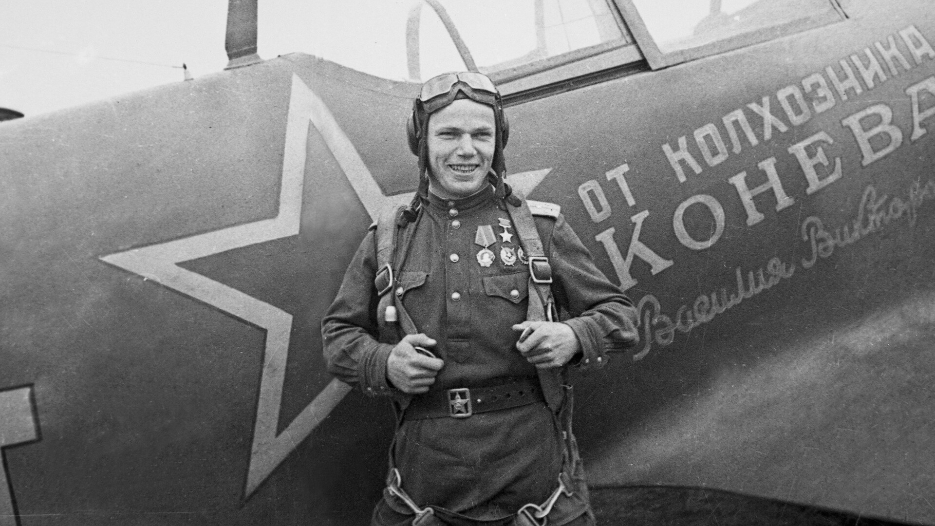 Héroe de la Unión Soviética, comandante del 240º Regimiento de Aviación de Caza, Iván Kozhedub, cerca de un avión La-5FN - regalo del agricultor colectivo V.V. Kónev.