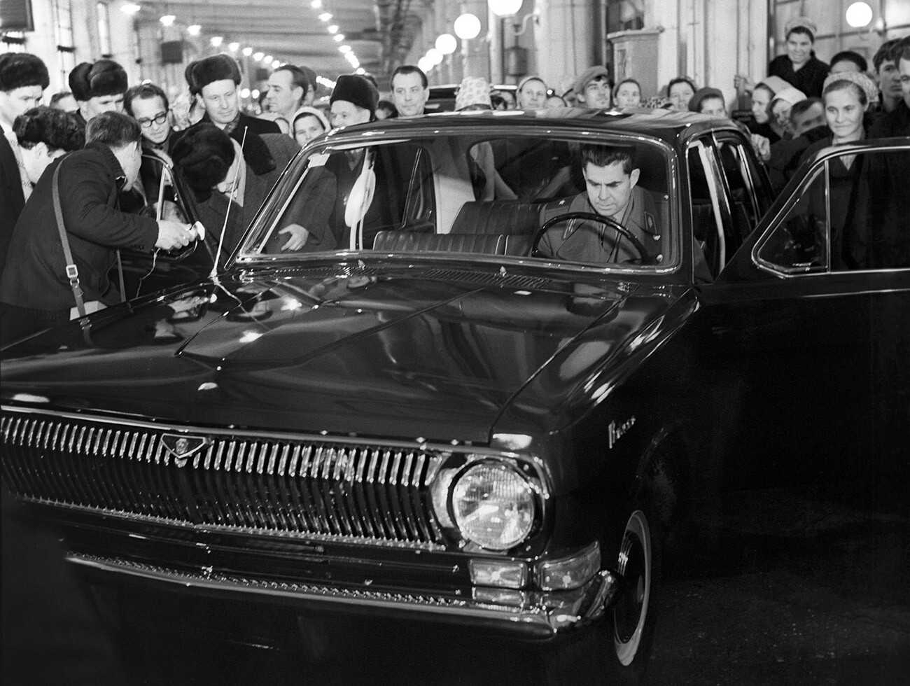 Deux fois héros de l'Union soviétique, pilote-cosmonaute, Gueorgui Beregovoï dans la voiture GAZ-24 Volga à l'usine automobile de Gorki