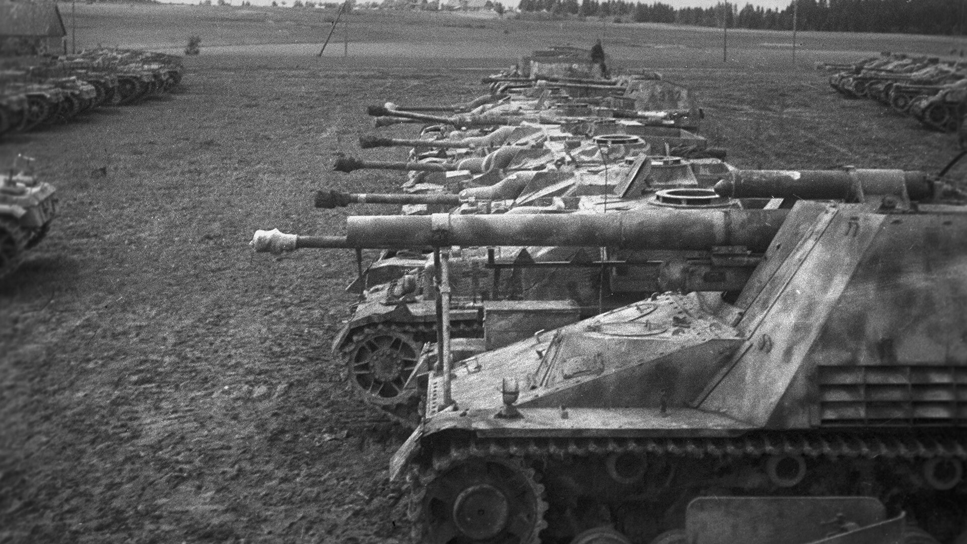 Fin de la poche de Courlande. Unités d'artillerie automotrices allemandes - trophées des troupes soviétiques.