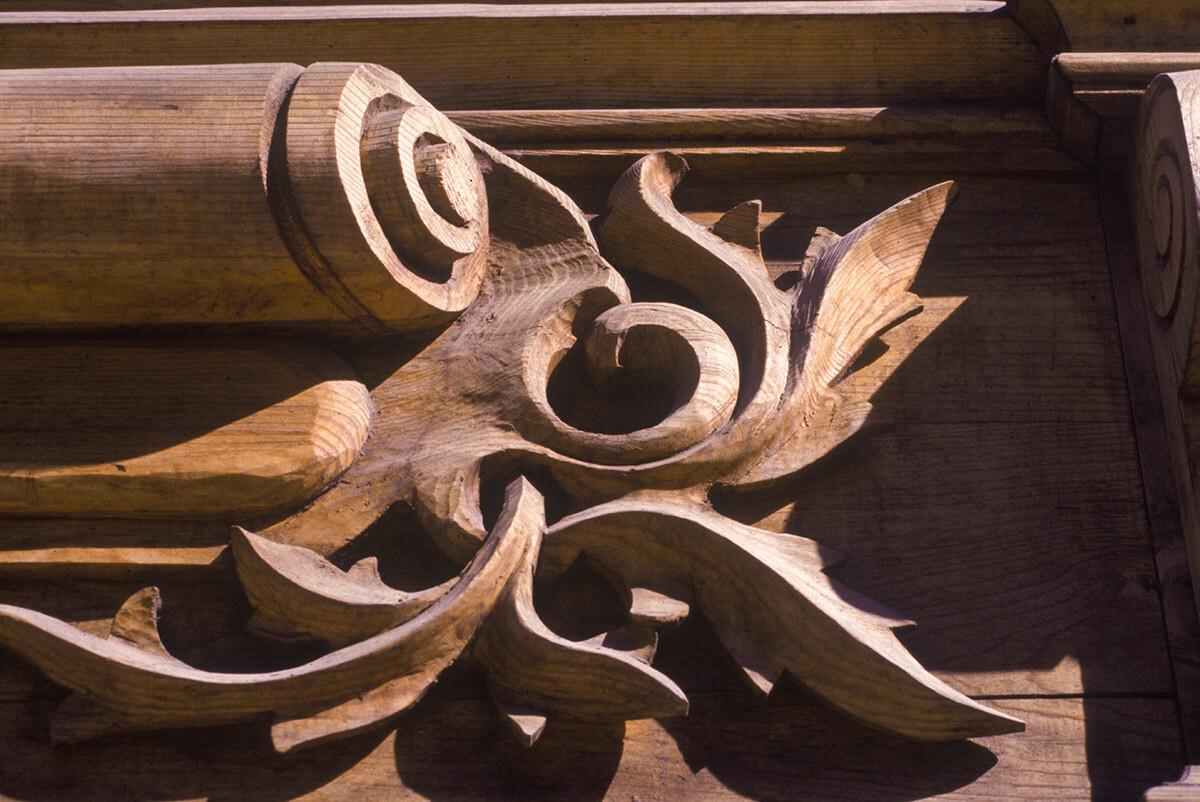 Minshutin house, detail of decorative carving by Vadim Sheetov. September 4, 1999