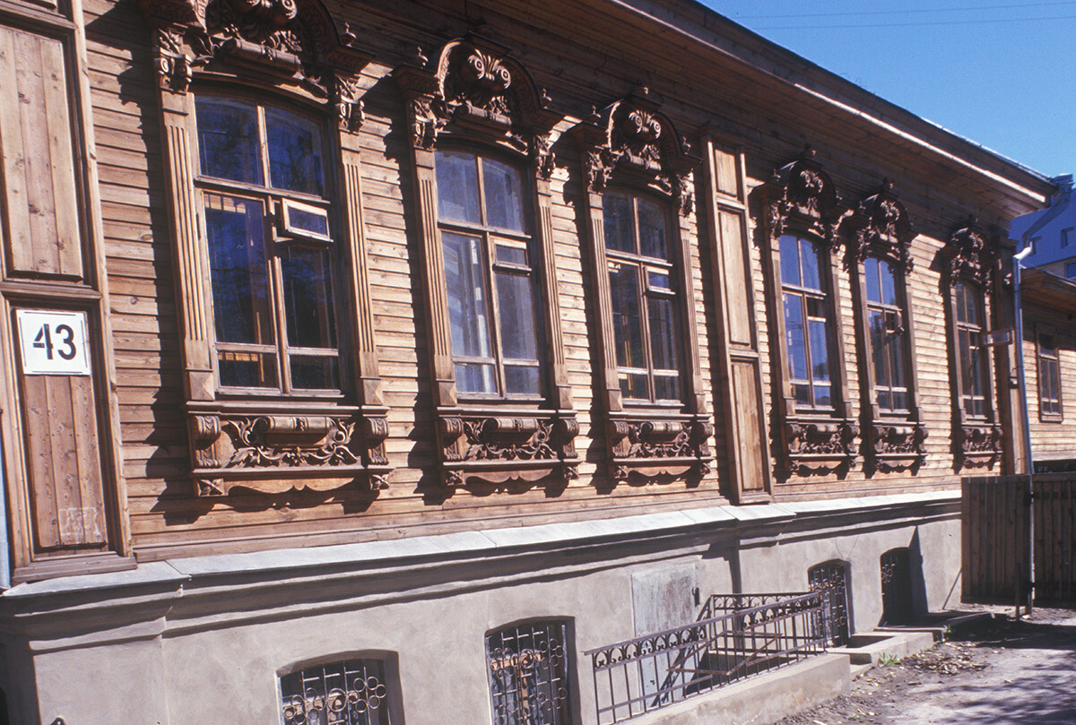 Minshutin house, Vodoprovodnaia Street 43. Built in 1891, the house was restored in 1998 by architect A. Klimchenko with decorative window frames carved by Vadim Sheetov. September 4, 1999