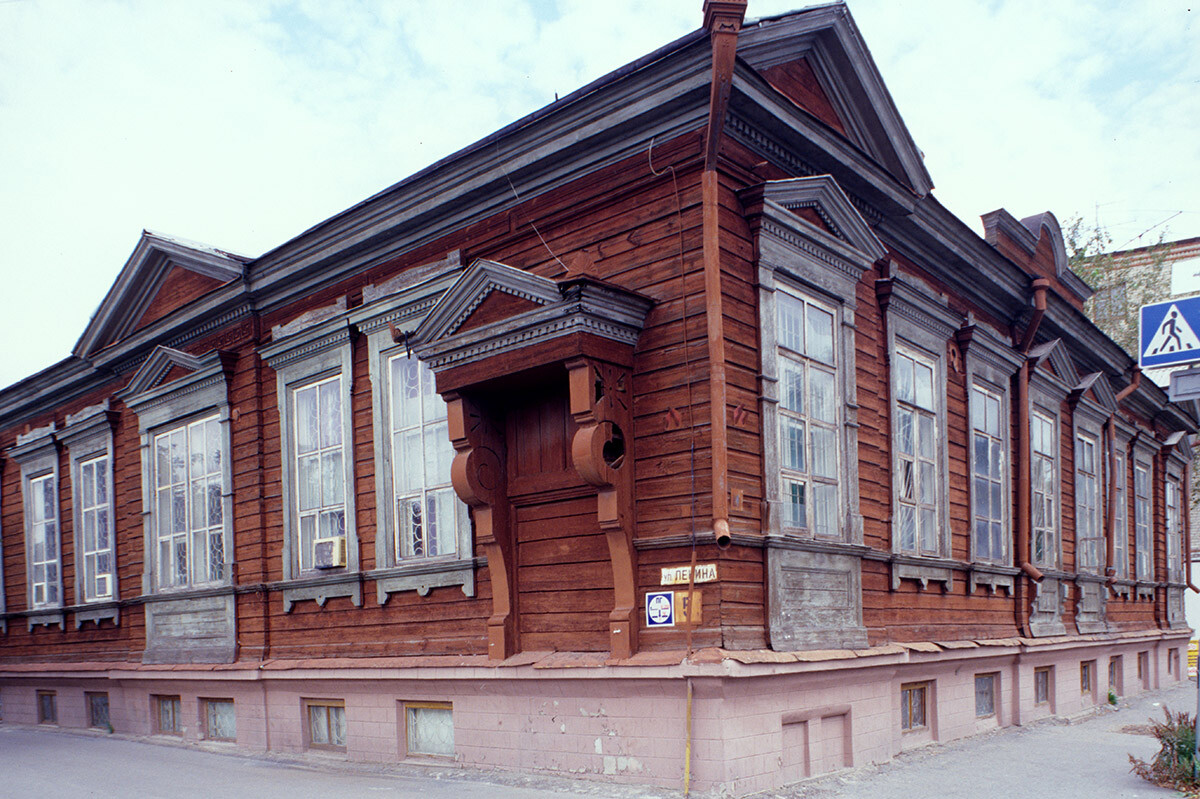 Nikolaevskoe (Nicholas) Primary School, Lenin Street 5. Wooden building constructed in 1897 as part of a public schools network. August 29, 1999