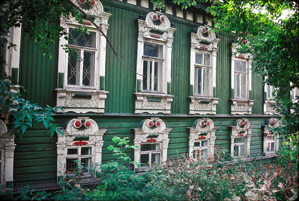 Kozlov house, Turgenev Street 9. Built at end of 19th century by Ivan & Maria Kozlov, local merchants. August 29, 1999
