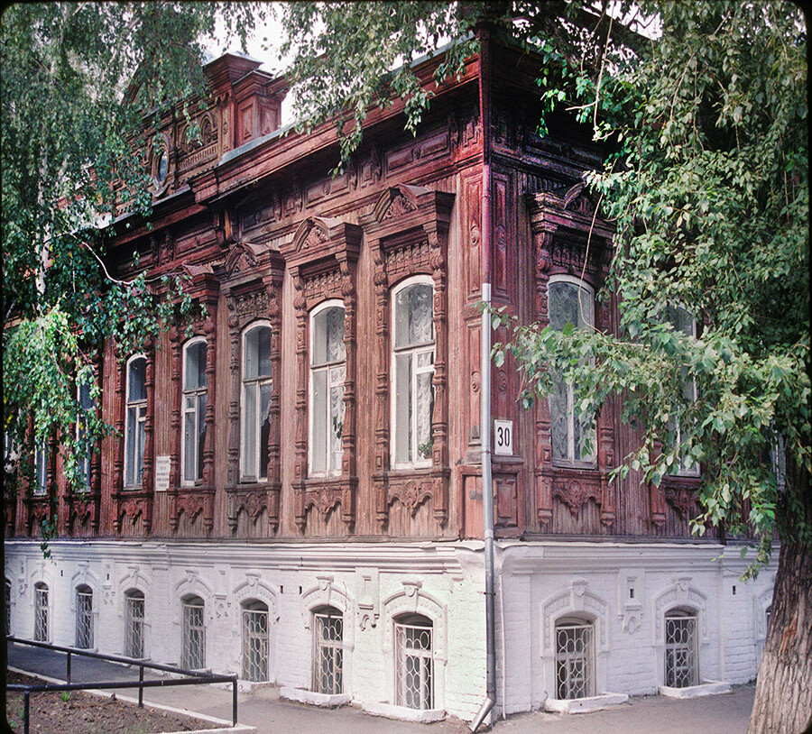  Burkov house, Dzerzhinsky Street 30. Built at turn of 20th century by Vasily Burkov, trader in Siberian grain on an international level (China, Japan). August 29, 1999