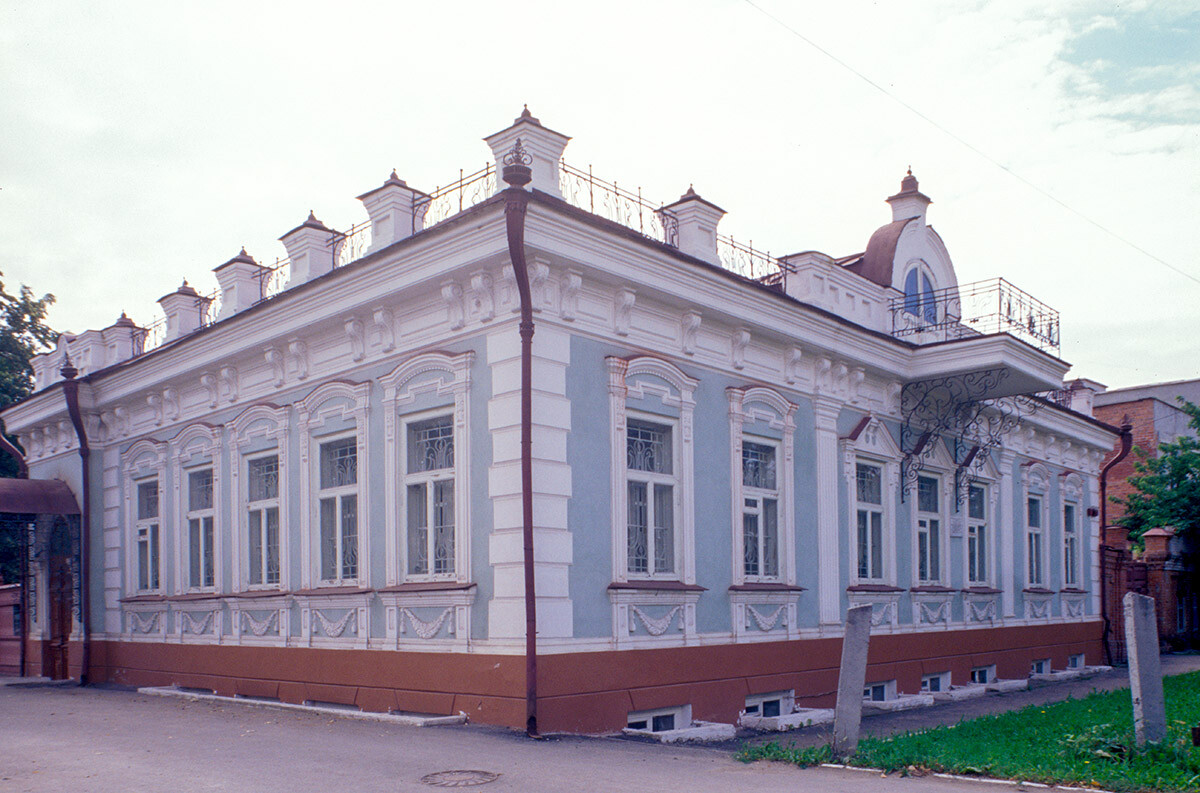 Nikolai Masharov mansion, Lenin Street 24. Built in the late 19th century by the founder of the Tyumen Ironworks. August 29, 1999