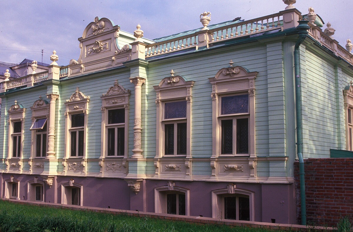 Kolokolnikov house, corner of Republic Street 18 & Turgenev Street. Originally built in 1804 by the merchant Ivan Ikonnikov, this superb example of classical wooden architecture was acquired in 1888 by the merchant Ivan Kolokolnikov, who modified the original design. August 29, 1999