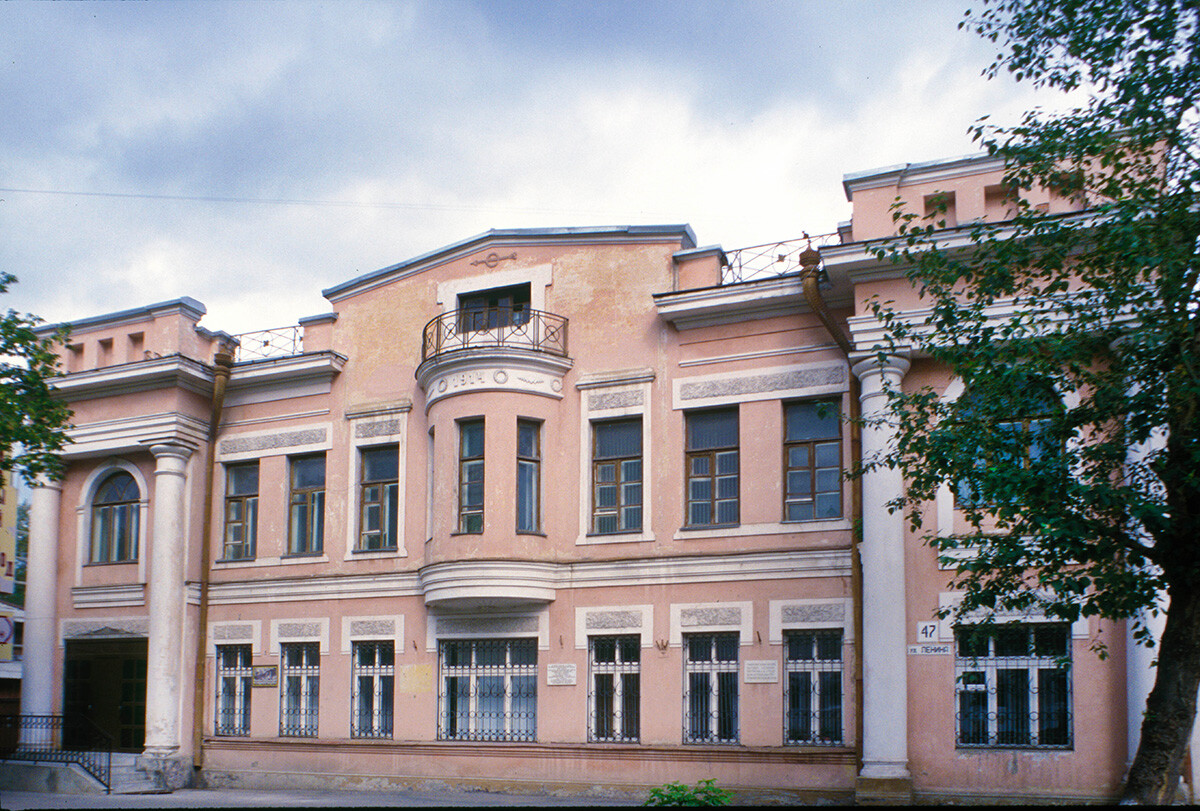 Shaichik mansion, Lenin Street 47.  Built in 1914 by Yankel Shaichik, major store owner & trader in dry goods. August 29, 1999