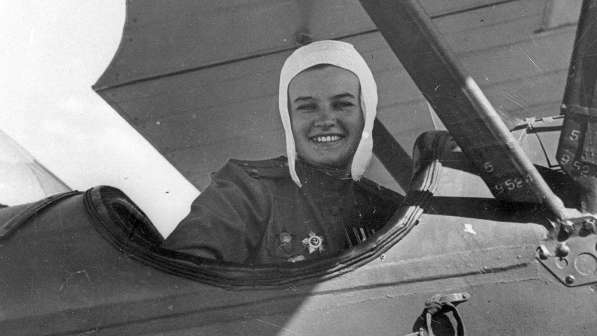 Portrait d'une femme pilote soviétique 