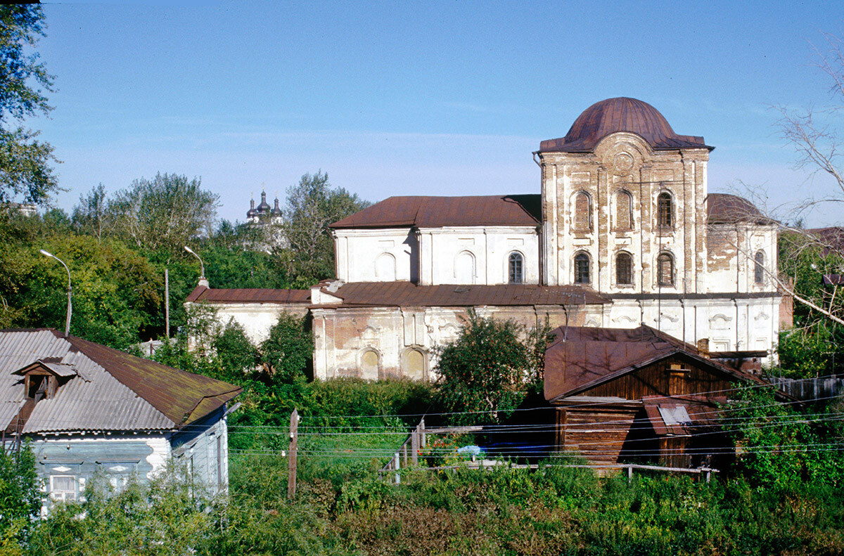 Église de l'Ascension et de Saint-Georges. Construite à l'origine entre 1770 et 1789, dégradée dans les années 1930 et restaurée après 2003 avec la reconstruction du clocher