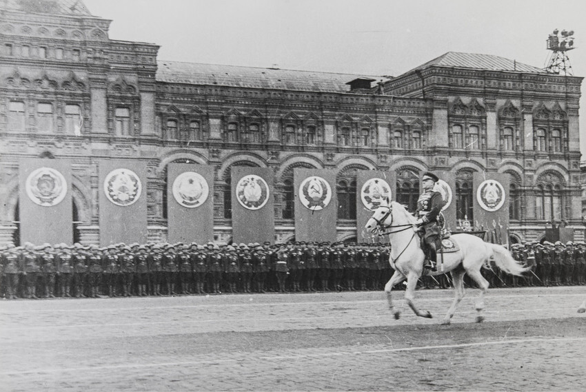Parade de la Victoire. Gueorgui Joukov passe en revue les troupes, Moscou, 1945