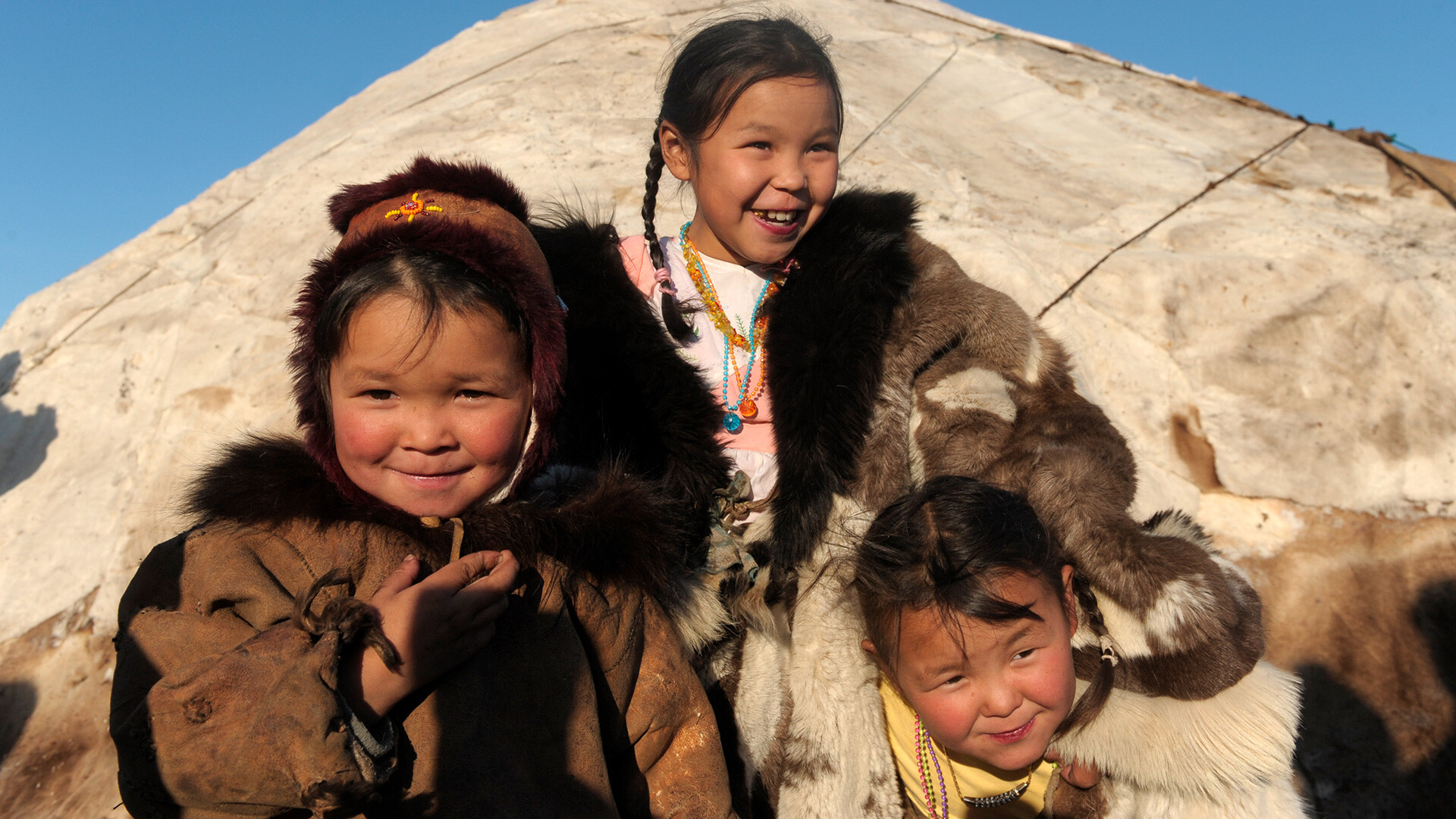 Crianças perto da aldeia de Kantchalan, okrug autônomo de Tchuktchi.