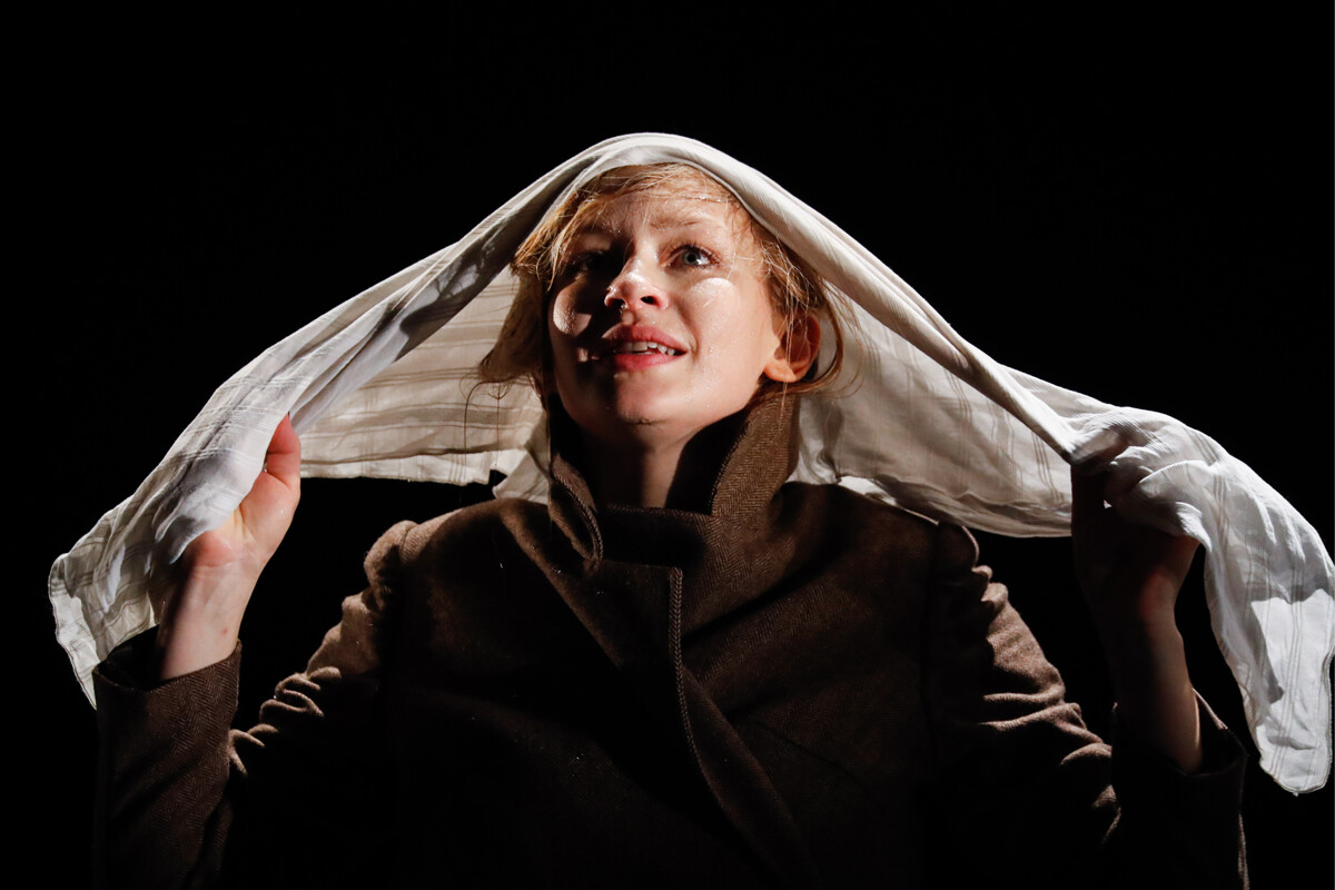 L'actrice Ioulia Peressild dans une scène d'une pièce basée sur la pièce d'Alexandre Ostrovski L’Orage