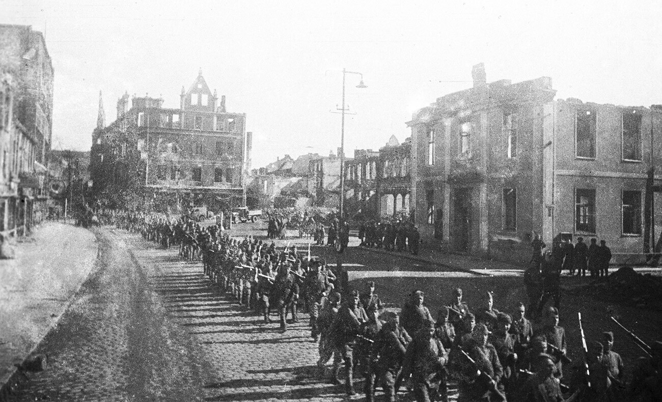 Velika domovinska vojna 1941-1945. Osvoboditev Vzhodne Prusije. Sovjetske enote vstopijo v Königsberg. 