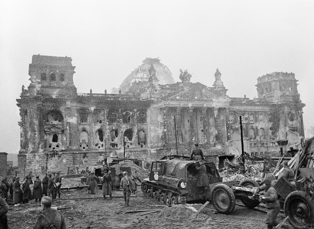 Berlin. Sovjetski vojaki v bližini Reichstaga v prvih dneh po nemški kapitulaciji