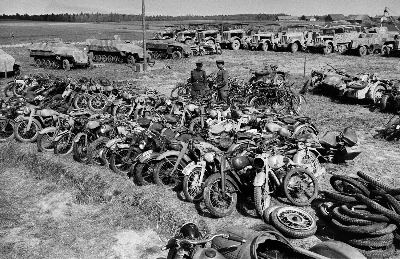 Velika domovinska vojna 1941-1945. Kurlandska operacija (blokada Kurlandske grupacije). Sovjetski častniki pregledujejo nemško opremo po kapitulaciji nemške grupacije v Kurlandiji. 