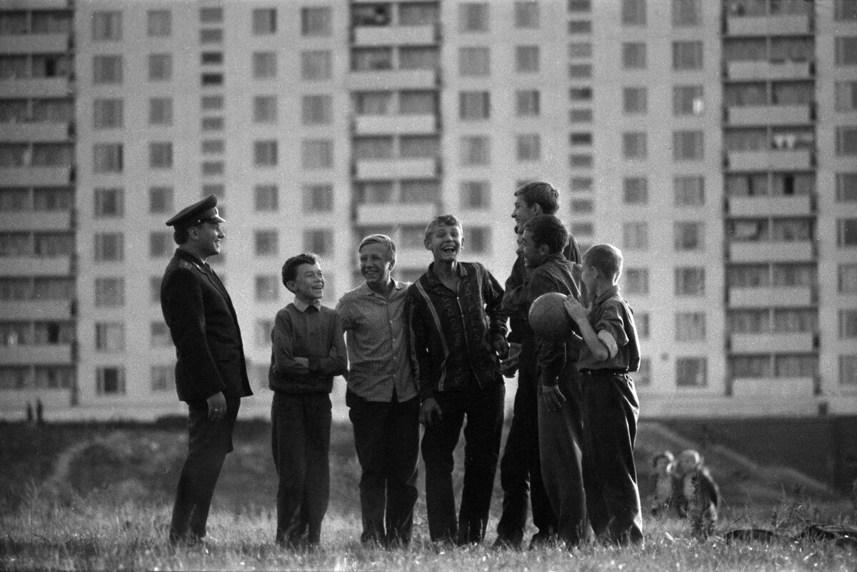 Tenente com garotos em pátio soviético, 1967. 