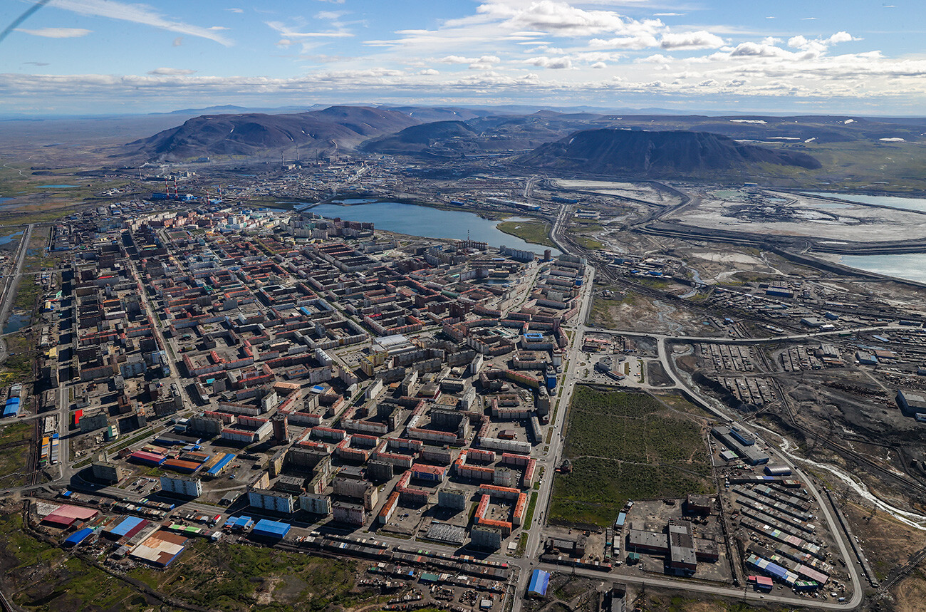 Rusija. Krasnojarski okraj. Norilsk. Pogled na mesto.  