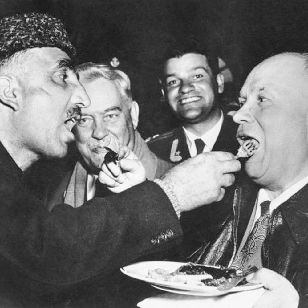 Predsednik vlade indijske zvezne države Džamu in Kašmir Bakši Ghulam Mohammad in Nikita Hruščov med obiskom v Indiji leta 1955. Medsebojno hranjenje, kašmirski gostoljubni običaj. 