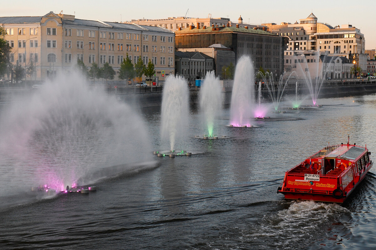 Плутајуће фонтане на Одводном каналу, Москва.