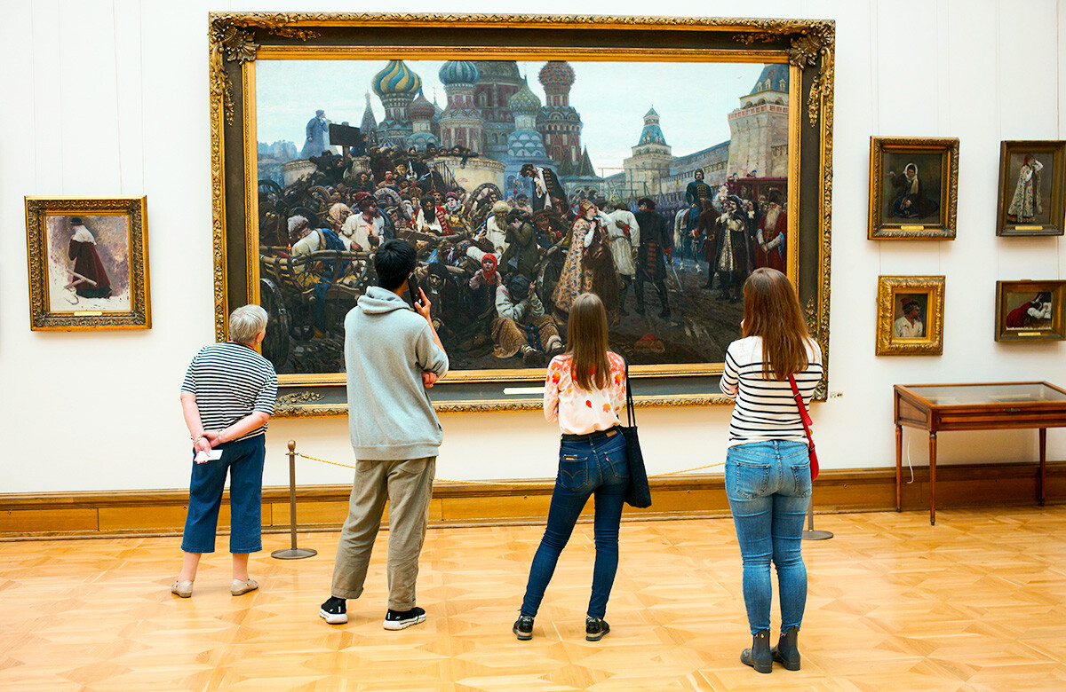 Turisti osservano il dipinto “Il mattino dell’esecuzione degli strelizzi” alla Galleria Tretjakov di Mosca
