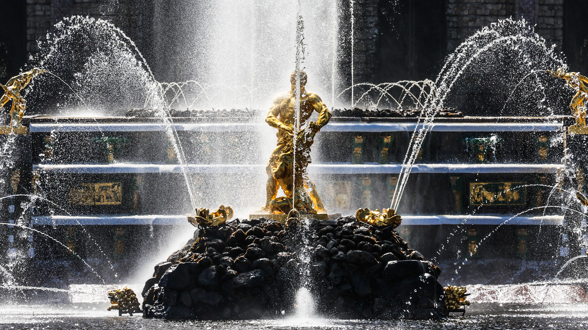 Sankt Peterburg. Fontana "Samson, ki trga levji gobec" v Spodnjem parku državnega muzejskega rezervata Peterhof med otvoritvijo poletne sezone 