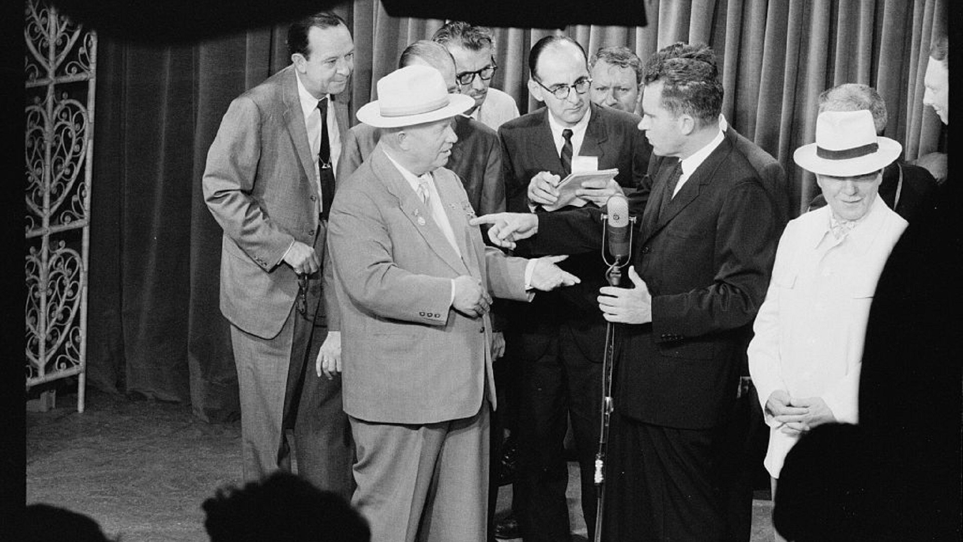 Richard Nixon et Nikita Khrouchtchev débattant à l'Exposition nationale américaine de Moscou, le 24 juillet 1959, dans le cadre de ce que l'on a appelé le Débat de la cuisine.