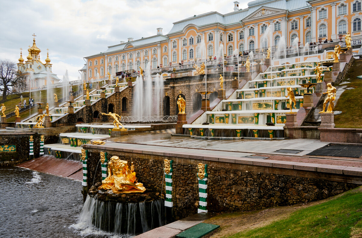 Die Springbrunnen in Peterhof.