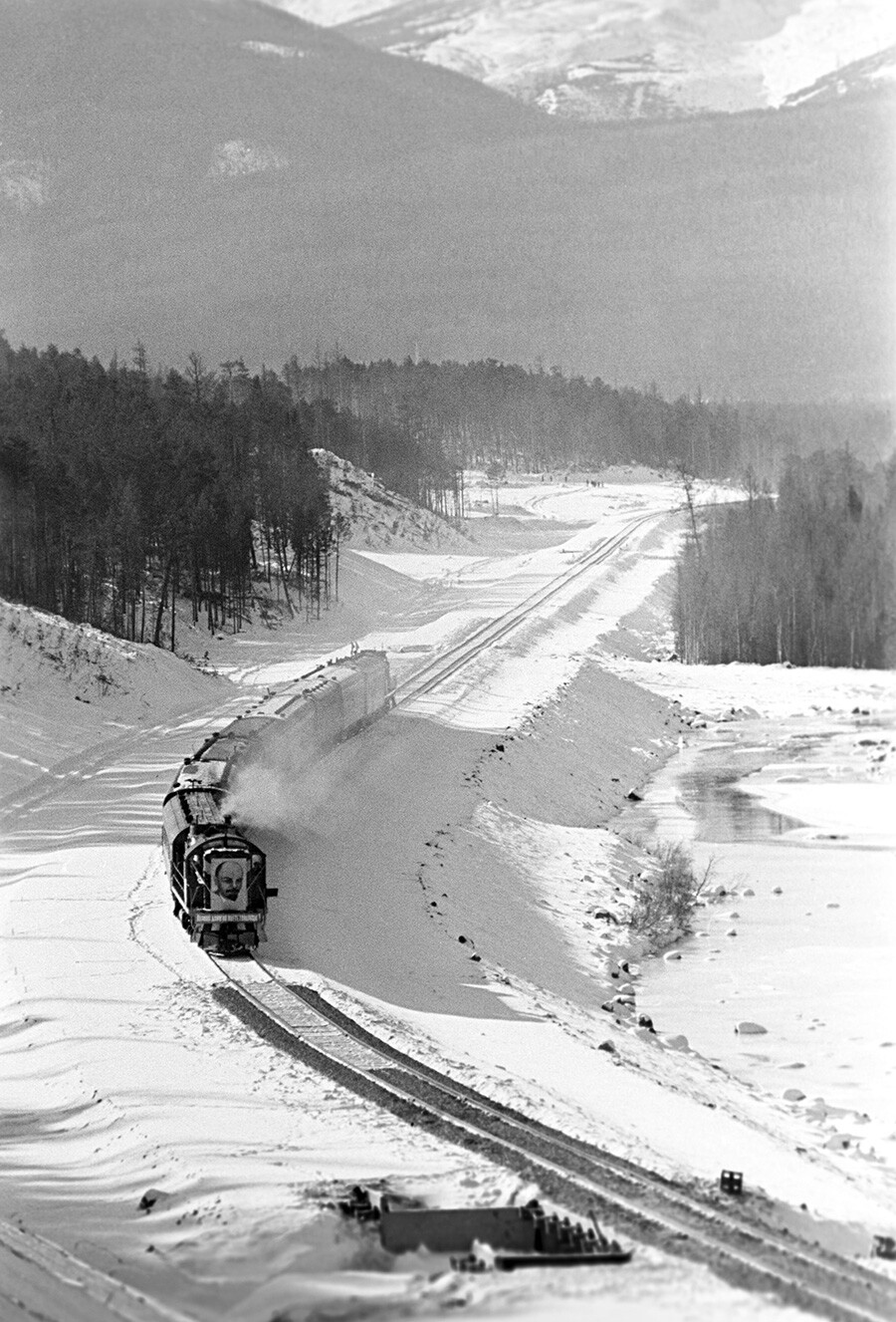 Burjatische ASSR, UdSSR. Der erste Zug mit Ehrengästen passiert das neue Gleis zwischen dem Knotenpunkt Davan und Sewerobaikalsk auf dem westlichen Abschnitt der im Bau befindlichen Baikal-Amur-Magistrale.