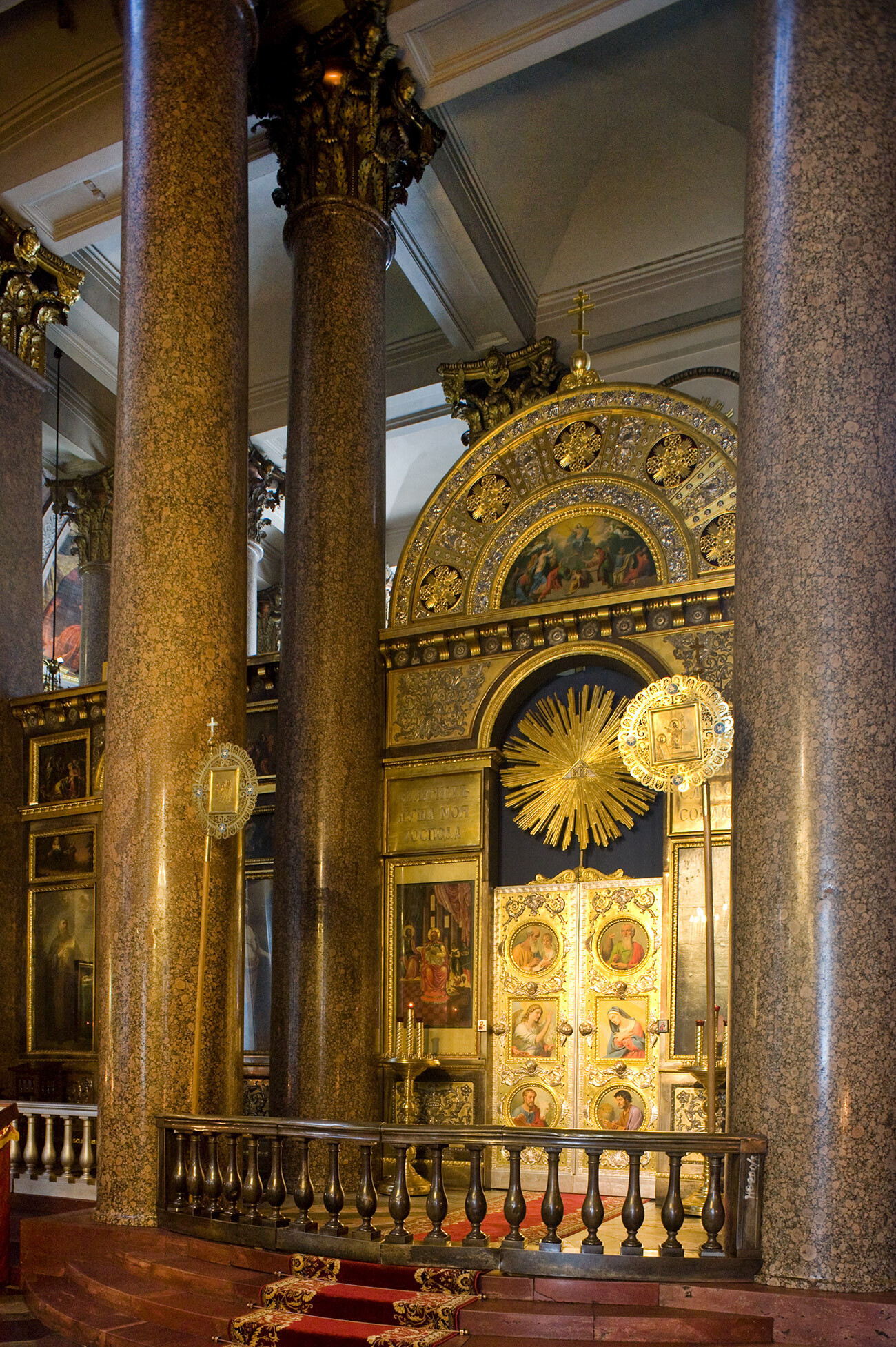Cathédrale de Notre-Dame-de-Kazan. Chapelle sud de la Nativité de la Vierge. Iconostase avec la porte royale (entrée de l’autel). 