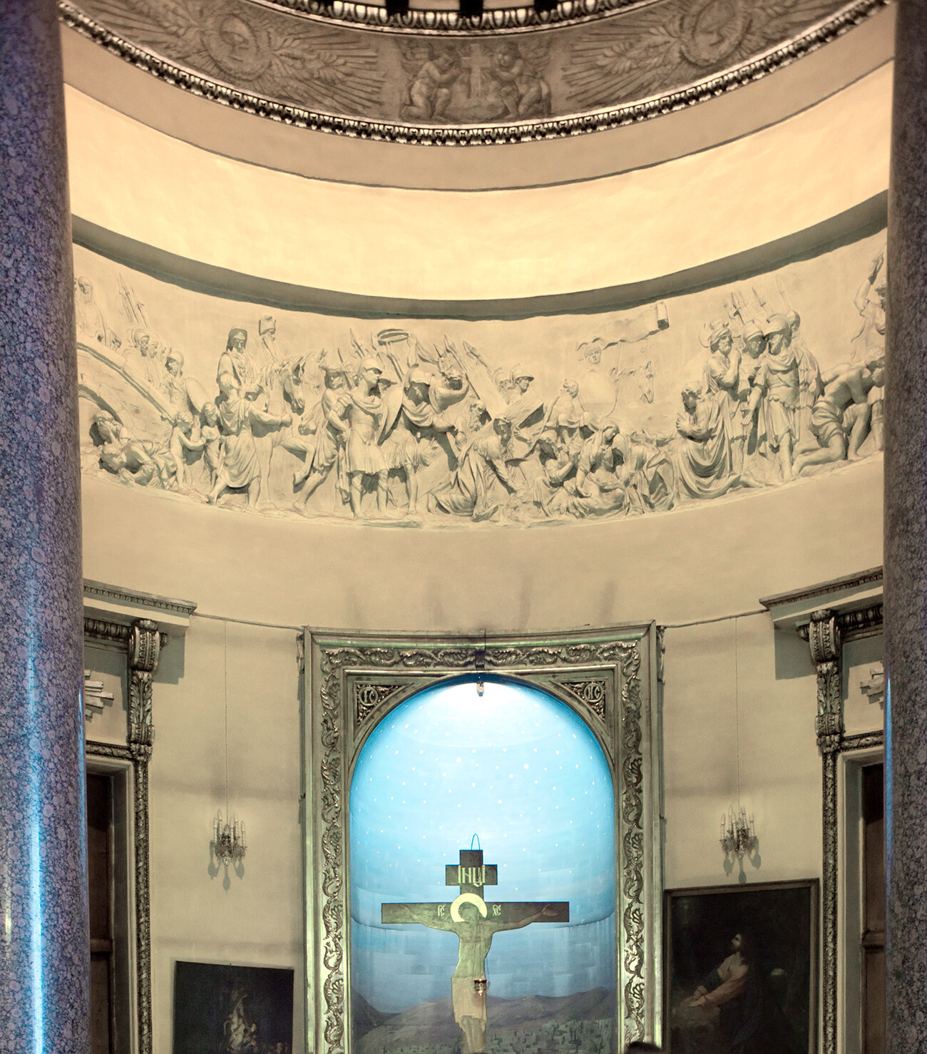 Cathédrale de Notre-Dame-de-Kazan. Bras sud, semi-rotonde avec frise «Procession du Christ au Golgotha» par le sculpteur Feodossi Chtchedrine. 