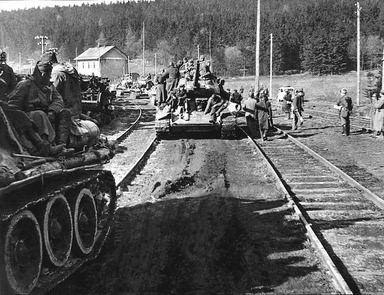 Premik 63. čeljabinske tankovske brigade proti Pragi. Datum snemanja: maj 1945. Po kapitulaciji Nemčije je 63. čeljabinska tankovska brigada dobila ukaz za odhod na pomoč Pragi. 