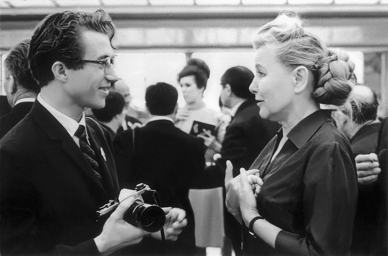 Der Fotojournalist der Iswestija Alexander Steschanow und die sowjetische Kulturministerin Jekaterina Furzewa bei einem Empfang nach dem Tschaikowski-Wettbewerb