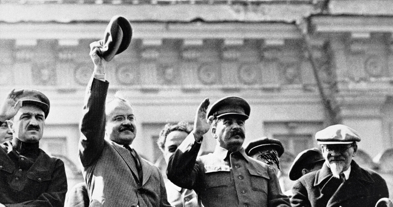 Josif Stalin (v sredini), Vjačeslav Molotov (drugi z leve), Anastas Mikojan (levo) in Mihail Kalinin (desno) pozdravljajo prvomajske demonstrante na Leninovem mavzoleju, 1936.