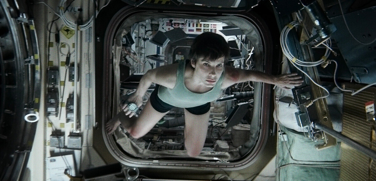 Un fotogramma dal film “Gravity”, opera del 2013 del regista Alfonso Cuarón, con  protagonisti Sandra Bullock e George Clooney

