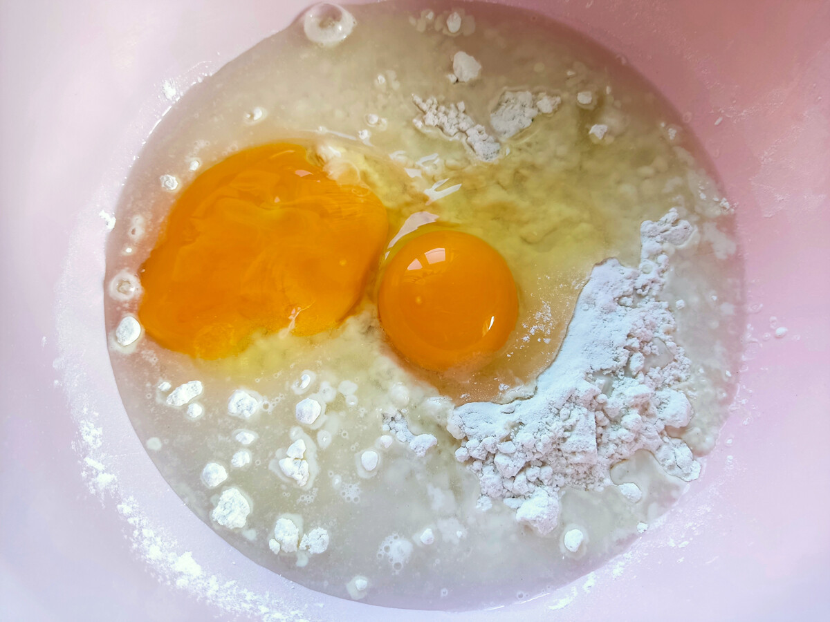Яйца воде видео. Яичница на воде. Рецепт яичницы на воде. Фото яйцо и соль. Газированная вода и яйцо.