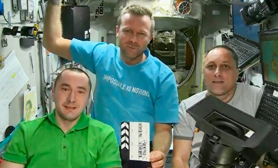 Yulia Peresild, Klim Shipenko y los cosmonautas fotografiados en la ISS