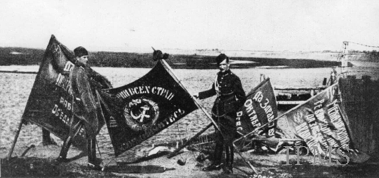 Soldados polacos muestran banderas de combate soviéticas capturadas tras la batalla de Varsovia.