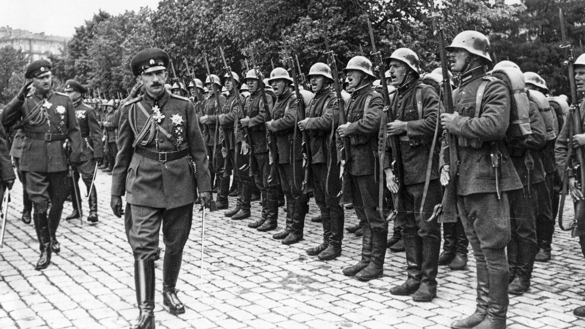 Lo zar Boris III di Bulgaria passa in rassegna le truppe schierate per rendergli omaggio. Sofia, maggio 1942
