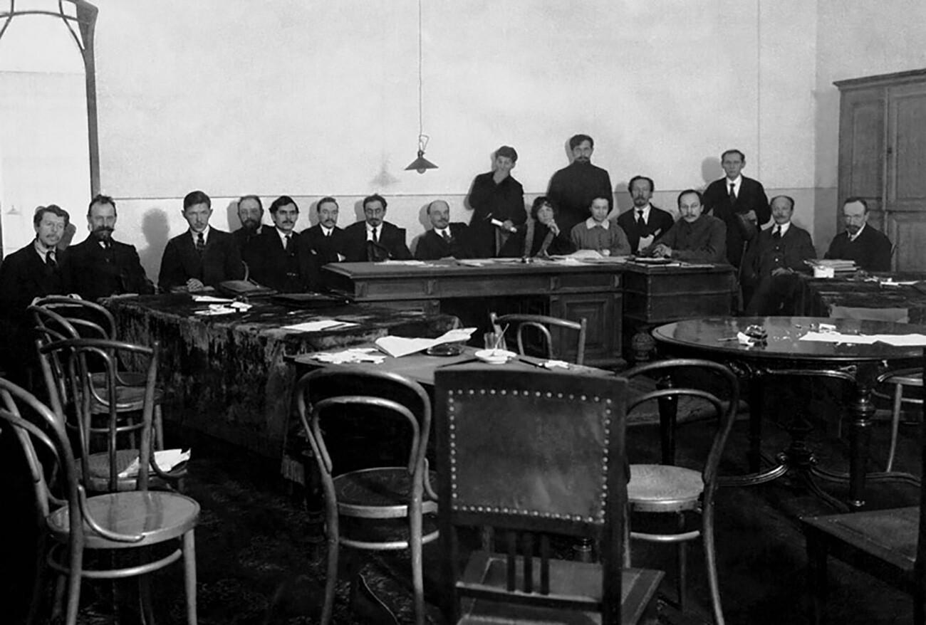 Vladímir Lenin en una reunión del Consejo de Comisarios del Pueblo en Smolni.